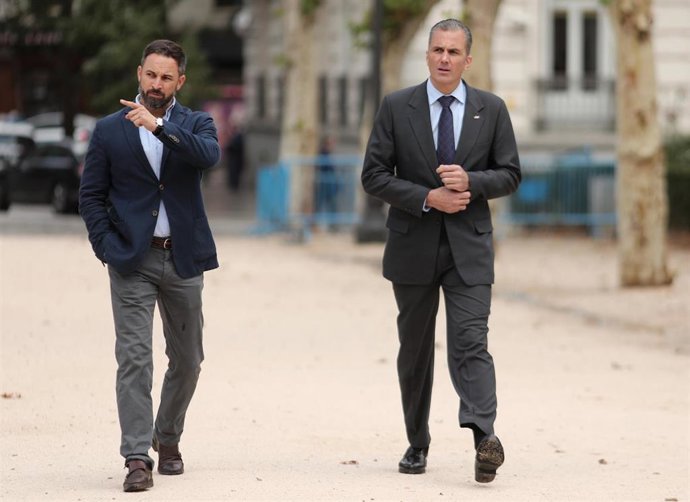 (I-D) El presidente de VOX, Santiago Abascal y el secretario general de Vox, Javier Ortega Smith, a su llegada a la rueda de prensa tras conocerse la sentencia del Tribunal Supremo sobre el juicio del 'procés', en Madrid (España), a 14 de octubre de 201