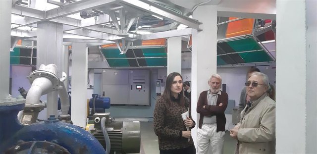 La concejala del Ciclo Integral del Agua, Elisa Valía, y el jefe de esta concejalía, Antonio Llopis, durante la visita al interior de la fuente de la Plaza del Ayuntamiento.