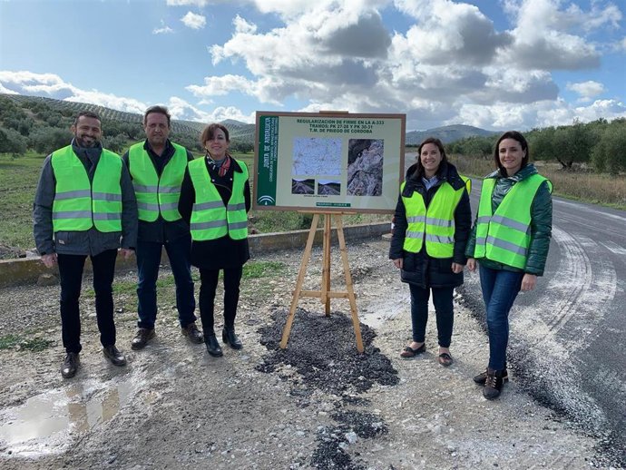 Casanueva (segunda por la dcha.) visita las obras en Priego de Córdoba