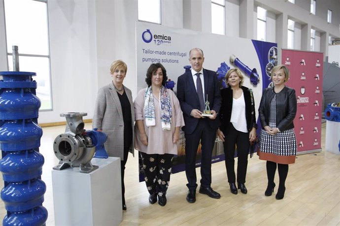 La consejera Arantxa Tapia, la alcaldesade Abanto-Zierbena, Maite Etxebarria, el director general de EMICA, Jon Ander Aguirrebengoa, la concejala de Abanto-Zierbena Maitana Martínez y la diputada de Promoción Económica, Ainara Basurko.