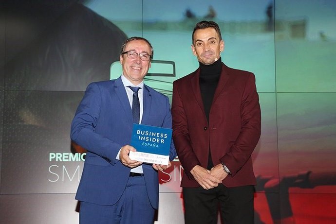 Mikel Palomera, director general de SEAT España, recibe el premio Smart Business otorgado a la compañía española, de manos de Manuel del Campo, director general de Axel Springer España