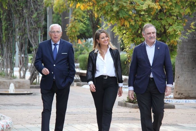 El candidato del PP al Senado por Melilla Juan José Imbroda junto a los otros dos candidatos del PP, Sofía Acedo y Fernando Gutiérrez Díaz de Otazu