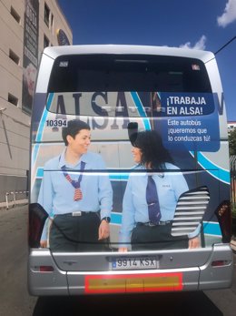 Un autobús de ALSA en el que se observa el mensaje de la campaña que la compañía inicia en Castilla y León para "atraer" el talento femenino.