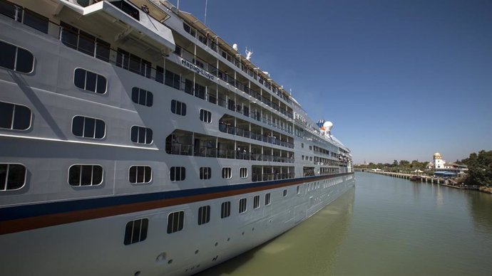 Un crucero navega por el río Guadalquivir hasta Sevilla