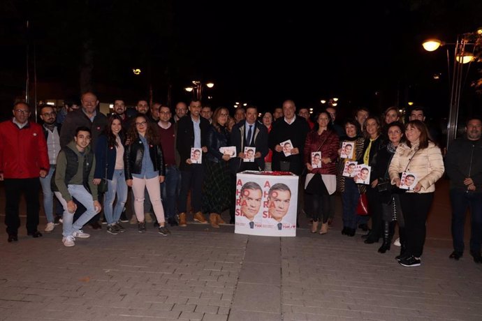 Planas y Ruiz (centro) con candidatos, cargos y militantes del PSOE de Córdoba.