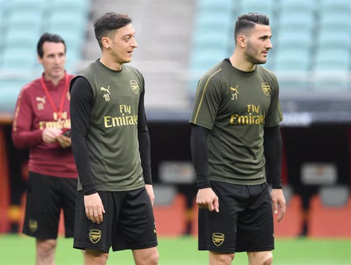 Mesut Ozil y Sead Kolasinac, jugadores del Arsenal