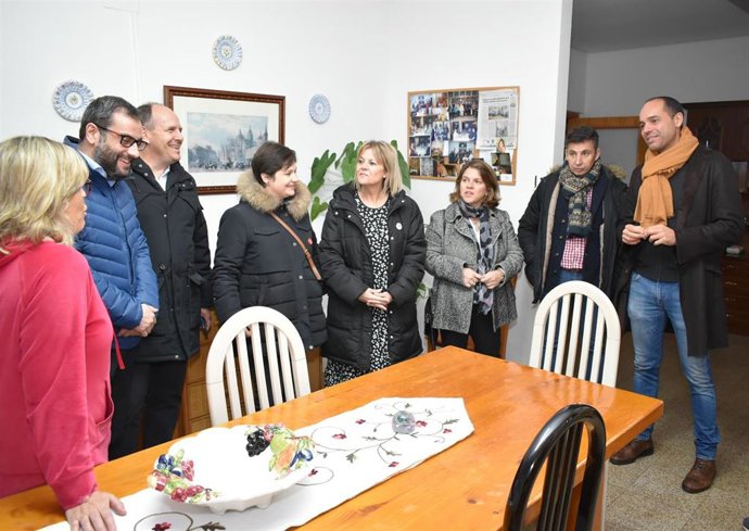 Visita del eurodiputado socialista Ibán García, segundo por la izquierda a las viviendas tuteladas para mayores, acompañado por el secretario provincial, José Luís Aceves y otros colegas de partido en Segovia.