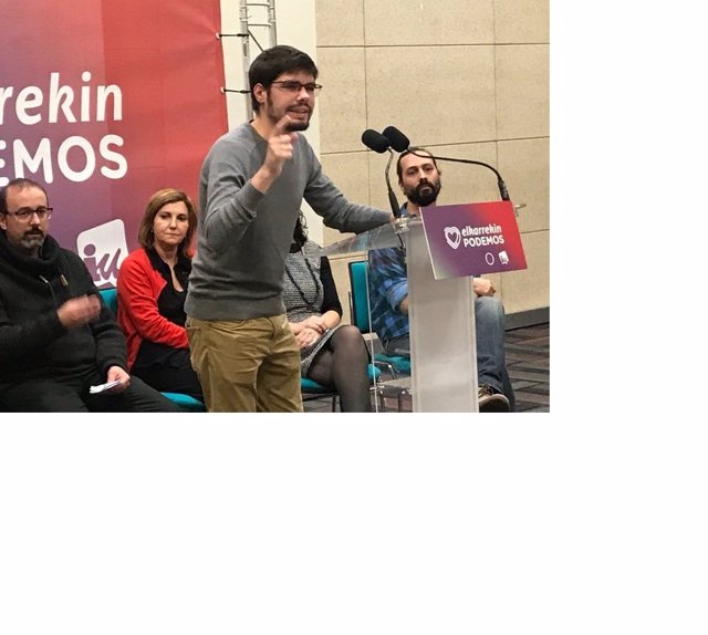El secretario general de Podemos Euskadi, Lander Martínez, junto a candidatos de Elkarrekin Podemos a las elecciones del 10-N, en el cierre de campaña en Barakaldo (Bizkaia)
