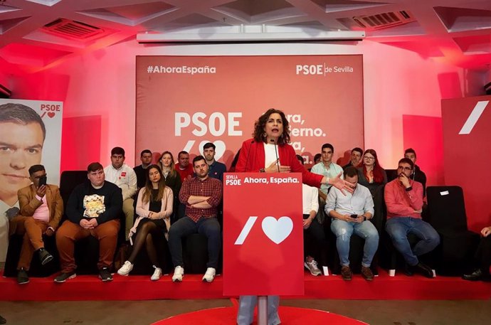 La cabeza de lista al Congreso del PSOE de Sevilla y ministra de Hacienda en funciones, María Jesús Montero, durante el acto de cierre de campaña