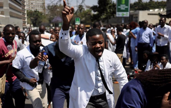 Médicos durante una protesta en Harare
