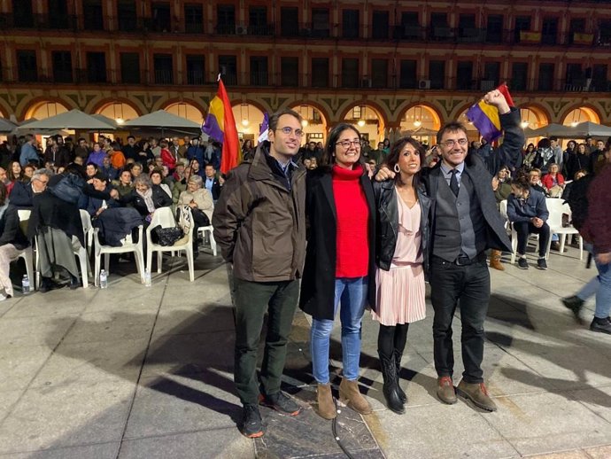 Valero, Ruiz, Velarde y Monedero en la Plaza de la Corredera de Córdoba.