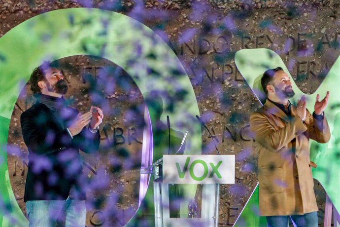 El portavoz de Vox en el Congreso de los Diputados, Iván Espinosa de los Monteros (i) y el presidente y candidato a la Presidencia del Gobierno por VOX, Santiago Abascal (d) con confeti de color verde, en un mitin de fin de campaña del partido, en la Pl