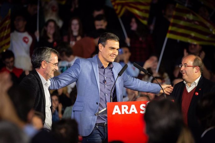 Manuel Cruz, Pedro Sánchez y Miquel Iceta en el mitin de final de campaña en Barcelona