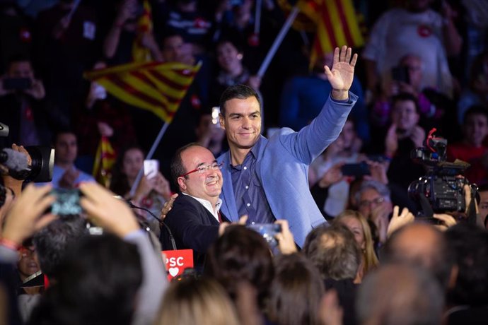 El candidato a la presidencia por el PSOE, Pedro Sánchez (d), junto al portavoz del grupo socialista en el Parlament de Cataluña, Miquel Iceta (i), durante el acto de cierre de campaña en Barcelona (España), a 8 de noviembre de 2019.
