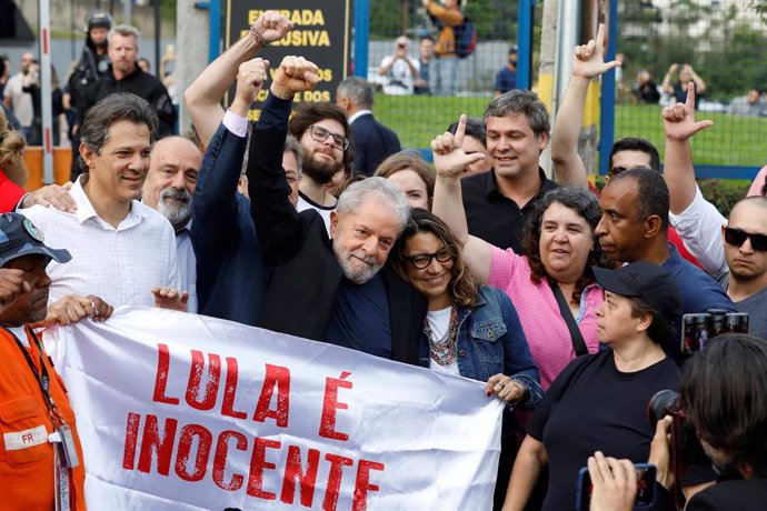 El ex presidente brasileño Luiz Inácio Lula da Silva sale de la cárcel