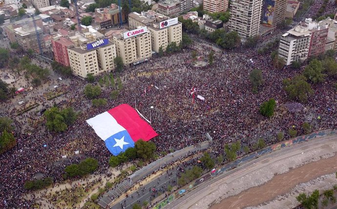 Marcha masiva en Santiago de Chile, en la que se calcula que hay más de 75.000 personas.