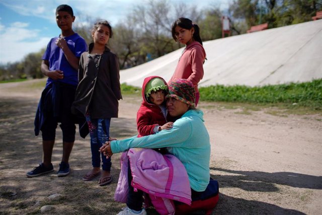 Una familia de migrantes de Honduras antes de cruzar Róo Bravo, en Piedras Negras, México