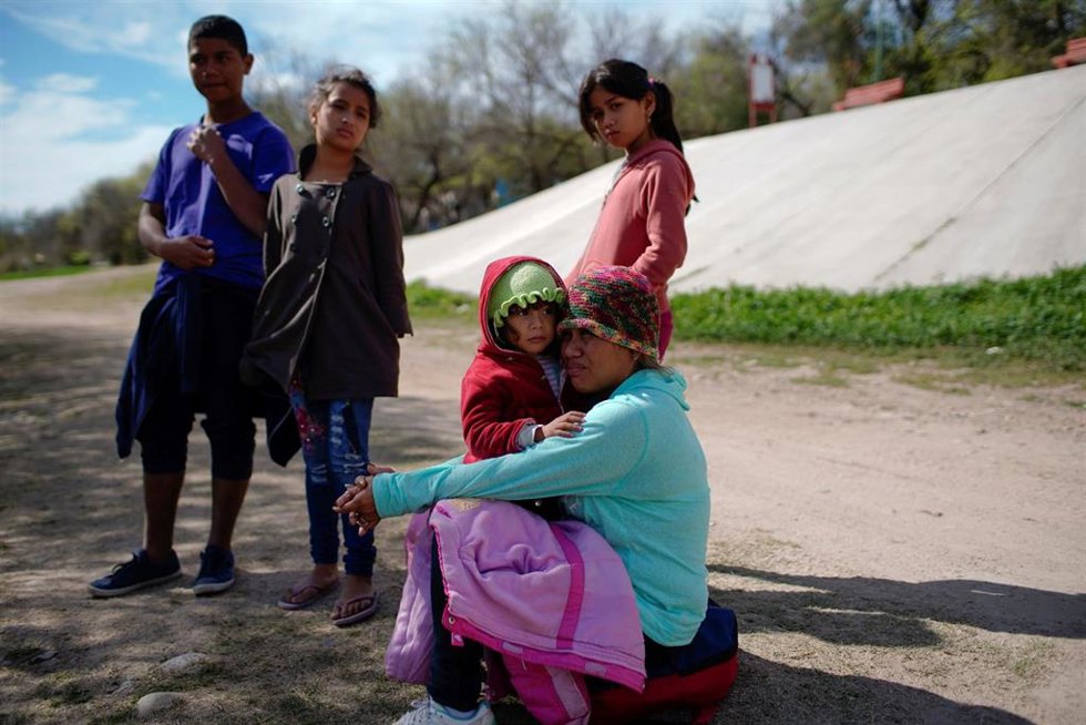Una familia de migrantes de Honduras antes de cruzar Róo Bravo, en Piedras Negras, México