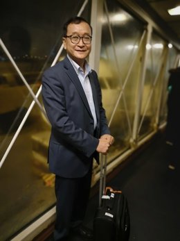 El líder opositor camboyano, Sam Rainsy, se dispone a coger un avión en París para volver a Camboya.