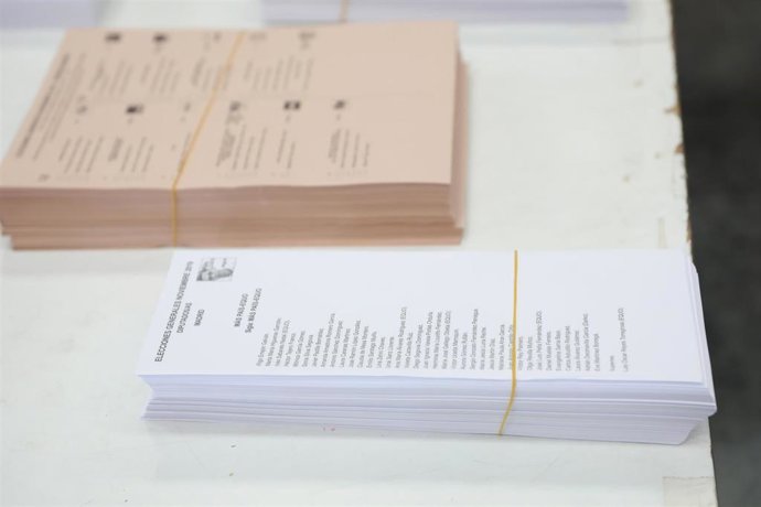 Papeletas de los candidatos al Congreso y  al Senado, en el centro logístico de las póximas elecciones generales del 10N en Alcalá de Henares (Madrid), a 31 de octubre de 2019.