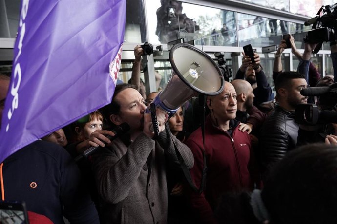 El candidato a la presidencia del Gobierno por Unidas Podemos, Pablo Iglesias se dirige a los asistentes con un megáfono en un acto político,  en el Palacio Euskalduna, en Bilbao (España), a 7 de noviembre de 2019.