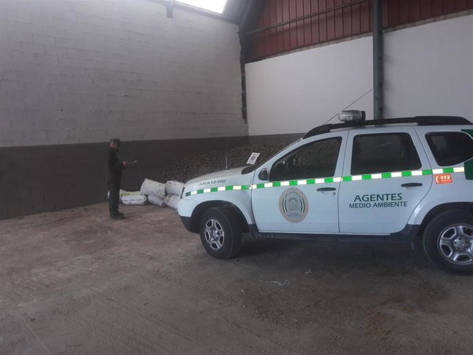 Agentes de Medio Ambiente incautan 14 toneladas de piñas.