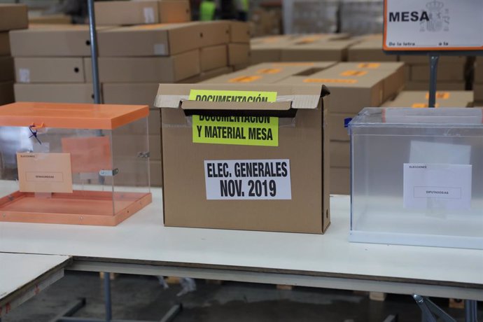 Urnes i caixes al centre logístic de les prximes eleccions generals del 10N a Alcalá d'Henares (Madrid), el 31 d'octubre de 2019.