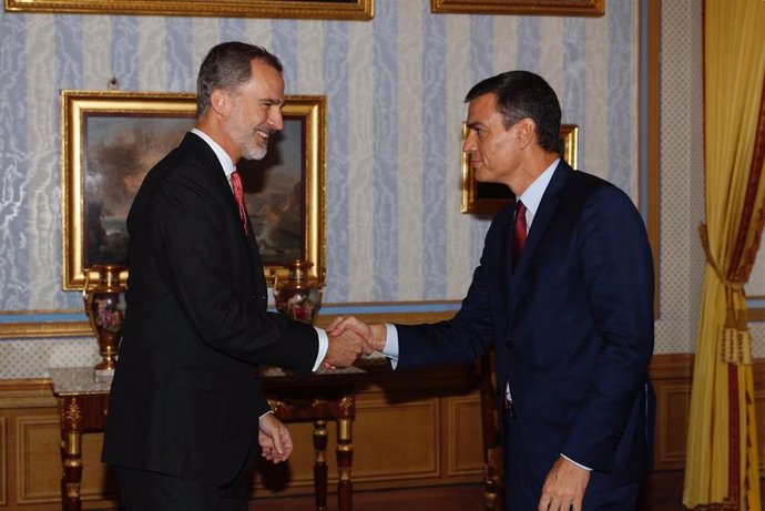 El Rey Felipe saluda al presidente del Gobierno en funciones, Pedro Sánchez .