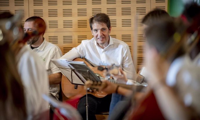 El director ejecutivo de Ecoembes, Óscar Martín Riva, junto a los niños de La Orquesta del Reciclaje, un proyecto social de la entidad.