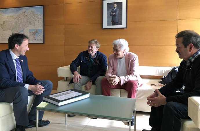 El consejero de Obras Públicas, Ordenación del Territorio y Urbanismo, José Luis Gochicoa, y el presidente de la Asociación de Hostelería de Cantabria, Ángel Cuevas, en la reunión