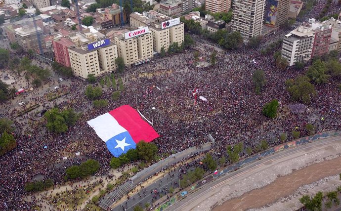Marxa massiva a Santiago de Xile, en la qual es calcula que hi ha més de 75.000 persones.