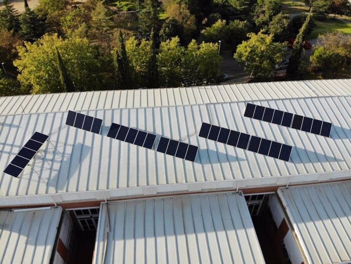 Paneles fotovoltaicos en el tejado del IES San Roque de Badajoz.