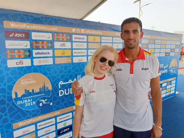 Meritxell Playà, junto a su guía Robert, tras lograr el bronce en longitud el Mundial paralímpico de Dubái