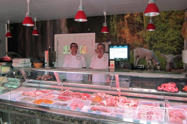 Francisco Lafuente y Francisco Remacha detrás del mostrador de la carnicería