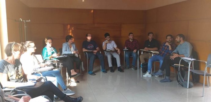 Representantes de los 12 consistorios se han reunido por primera vez con el director insular de Participación y Juventud, lex Segura, y personal técnico del Departamento para establecer las "prioridades" de la plataforma