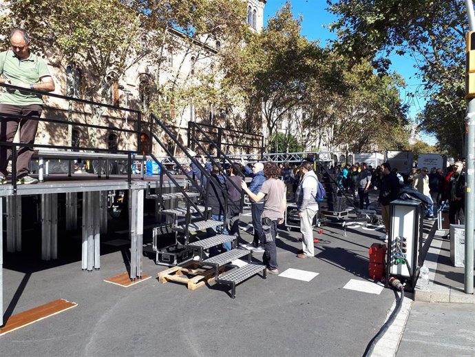 Unas cien personas preparan altavoces y un escenario para los conciertos del Tsunami Democrtic durante la jornada de reflexión