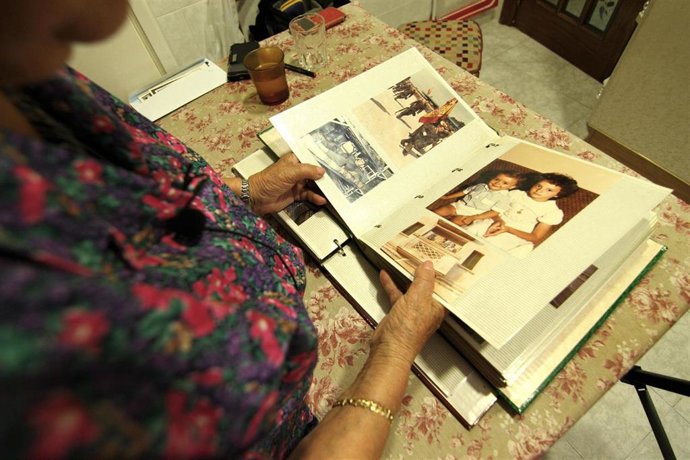 Una mujer de Palencia muestra su álbum familiar durante una de las entrevistas realizadas por Las Que Habitan para el proyecto 'La narración de la memoria'.