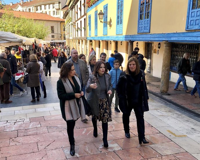 La cabeza de lista del PSOE al Congreso, Adriana Lastra, pasea por el casco antiguo de Oviedo en la jornada de reflexión