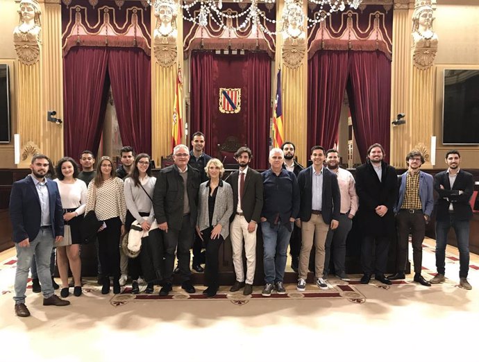 Miembros de 'Joves per les Illes' en su visita al Parlament de les Illes Balears, donde se encontraron con el presidente y portavoz parlamentario de El Pi, Jaume Font, y los diputados de la formación Lina Pons i Josep Meli.