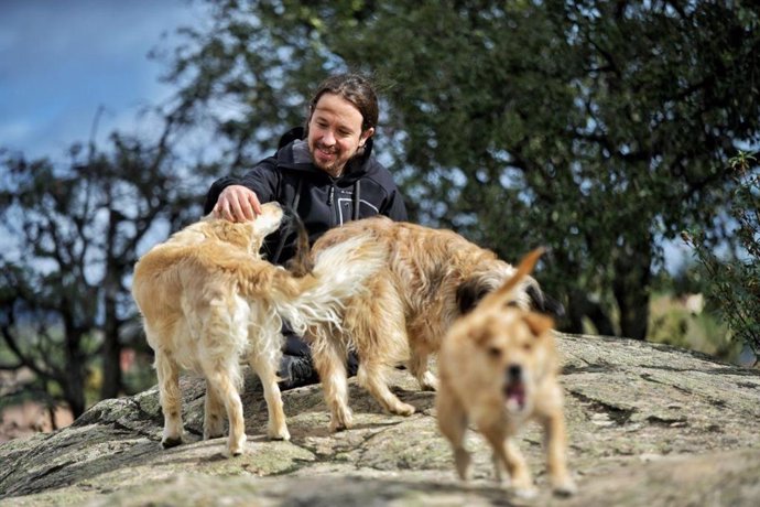 Pablo Iglesias al costat dels seus gossos durant la jornada de reflexió del 10