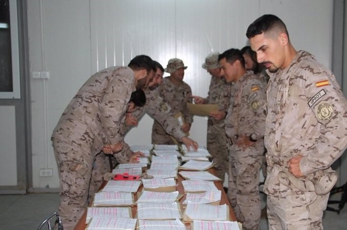 Militars a l'exterior votant en les eleccions generals del 10 de novembre