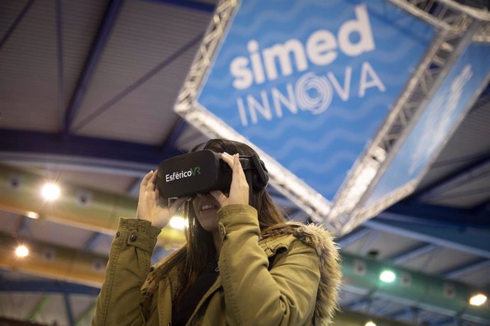 Una asistente prueba gafas de realidad virtual en Simed Innova.