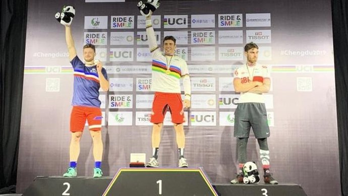 El rider español Sergi Llongueras en lo más alto del podio tras ganar el oro mundial en los Mundiales de Ciclismo Urbano 2019