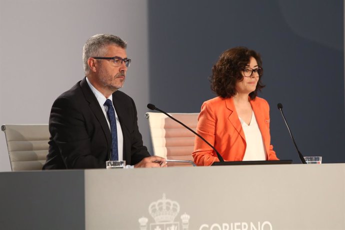Roda de premsa del secretari d'Estat de Comunicació, Miguel Ángel Oliver, i la sotssecretria del Ministeri de l'Interior, Isabel Goicoechea, al Centre de Dades installat a l'IFEMA de Madrid, amb motiu de les eleccions generals del 28 d'abril.