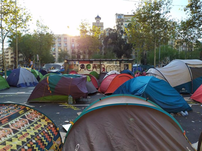 Un centenar de tiendas de campaña siguen en la acampada de plaza Universitat el sábado 9 de noviembre, coincidiendo con la jornada de reflexión.