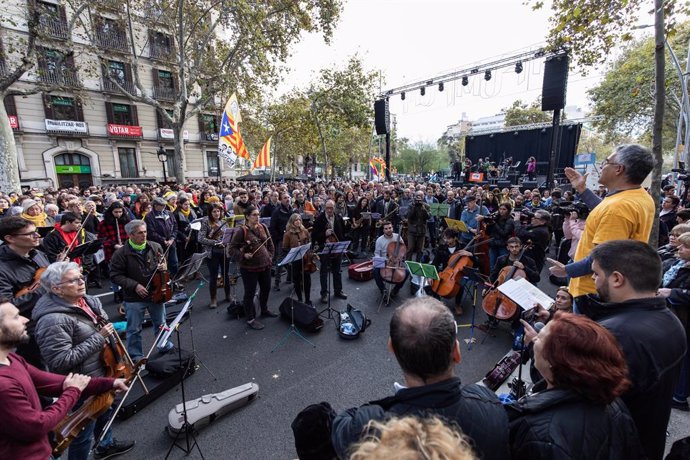 Músics del collectiu Músics per la Llibertat que han acudit a la convocatria de Tsunami Democrtic a Barcelona per la jornada de reflexió del 10N.