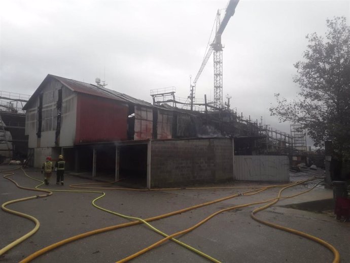 Astillero de Pontevedra después del incendio que se propagó dentro de la nave industrial