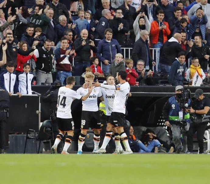 Los jugadores del Valencia celebran el gol de Daniel Wass ante el Granada