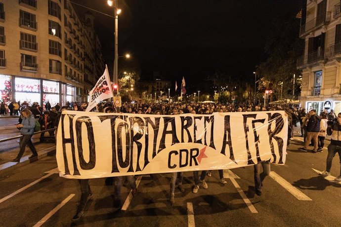 Manifestantes de los CDR portan una pancarta con la consigna "Ho tornarem a fer" (lo volveremos a hacer) durante una manifestación en Barcelona (España), a 9 de noviembre de 2019.