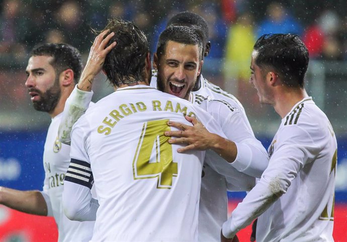 Hazard felicita a Sergio Ramos tras el gol del sevillano de penalti en el Eibar-Real Madrid